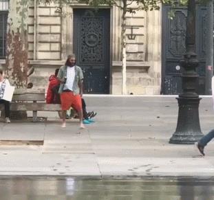 Un ragazzo scivola su una pozzanghera - Le GIF più divertenti da scaricare e condividere su Facebook e WhatsApp