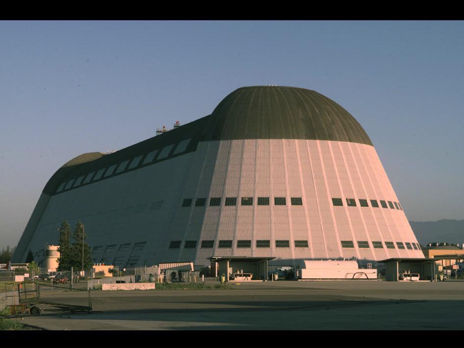 Una foto del famoso Hangar One all'Ames Research Center