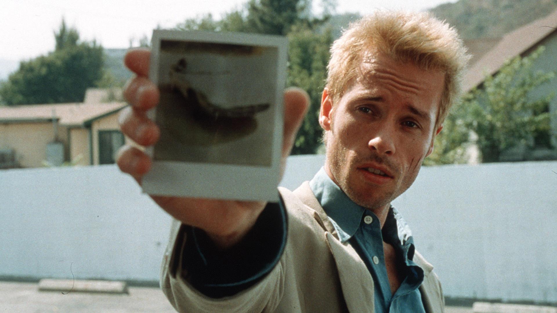 Leonard in una scena del film Memento, di cui è protagonista