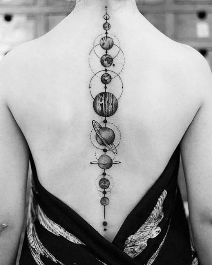 Tatuaggio per la schiena con pianeti - Tatuaggi per la spina dorsale, i più belli per la tua schiena