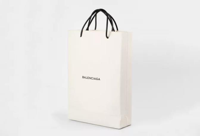 Da Balenciaga l'ennesima borsa orribile ma costosa
