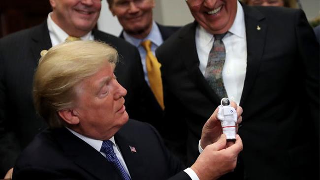 Trump gioca con il pupazzetto di un astronauta Una foto di Trump con in mano un giocattolo