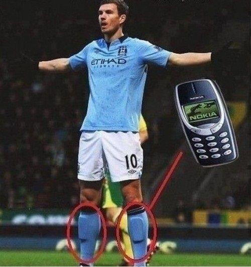 Il nokia 3310 usato come parastinchi