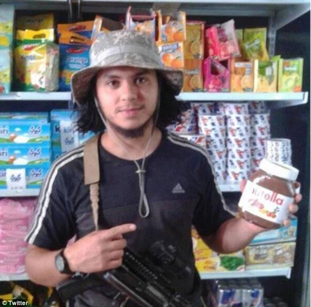 Un terrorista posa con un barattolo di Nutella