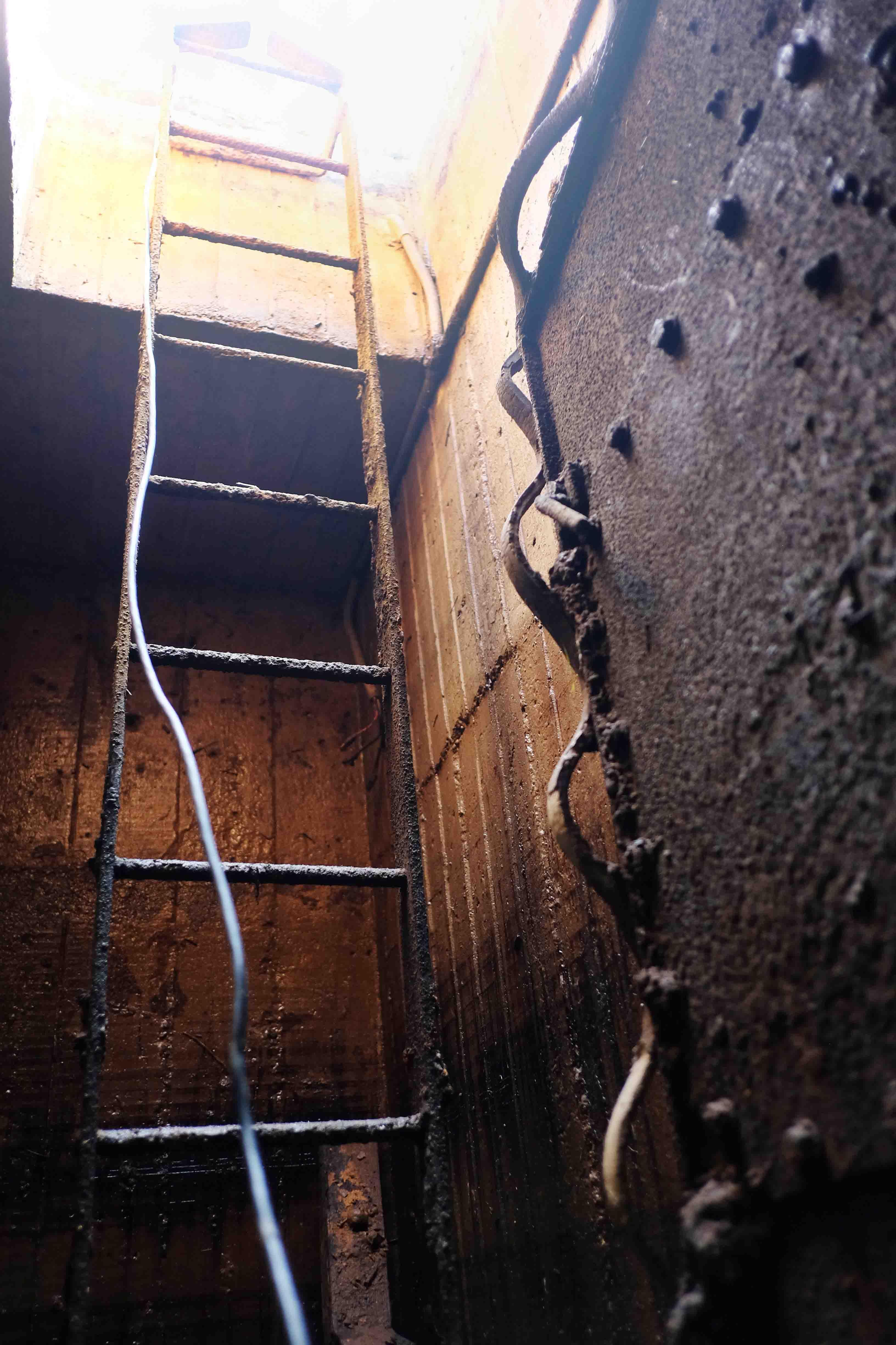 Una foto della scala d'emergenza del bunker