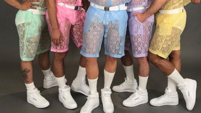 Pantaloncini in pizzo e floreali della Hologram City Modelli in posa con i nuovi pantaloncini in pizzo e floreali firmati Hologram City.