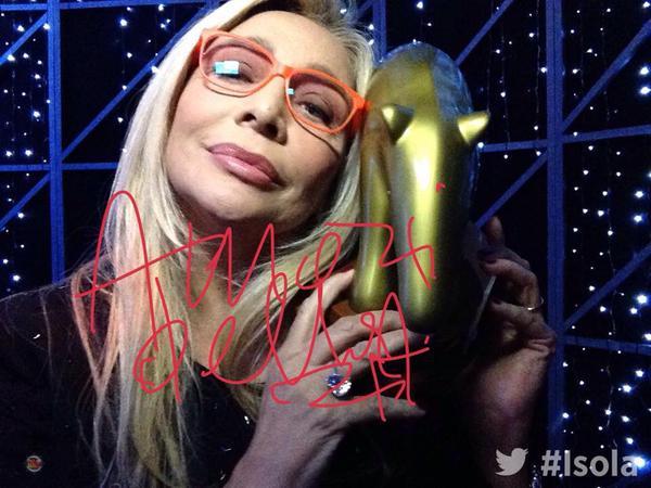 Mara Venier accarezza sensualmente il Tapiro d'Oro