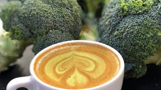 Caffè ai broccoli Una tazza di caffè macchiato circondata da broccoli