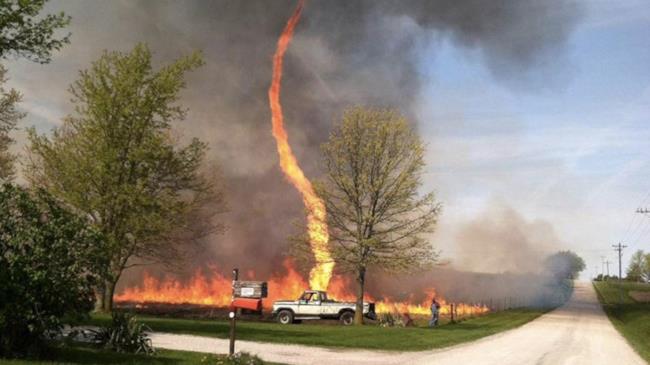 Ecco il possente "firenado", un tornado di fuoco Immagine di un "firenado"