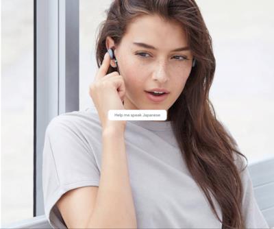 Una ragazza utilizza le Pixel Buds