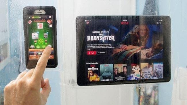La tenda da doccia per usare lo smartphone mentre ci si lava The Screenholder all'opera