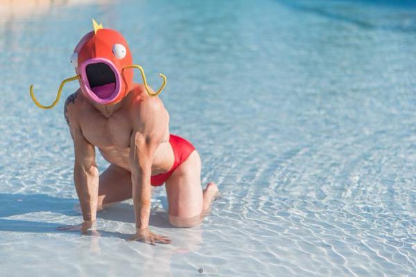 Il cosplay Bro Magikarp in piscina