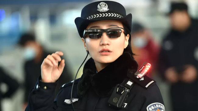Gli occhiali high tech indossati da una poliziotta I prodigiosi occhiali high tech