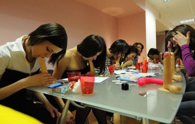 La classe sull'Arte del Sesso Orale durante un'esercitazione pratica