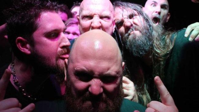 'L'heavy metal fa bene alla salute', lo dice la scienza! La band heavy metal Fall and Resist al completo
