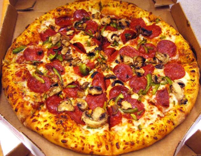 Pizza Domino brucia l'organo sessuale di un cliente Pizza Domino