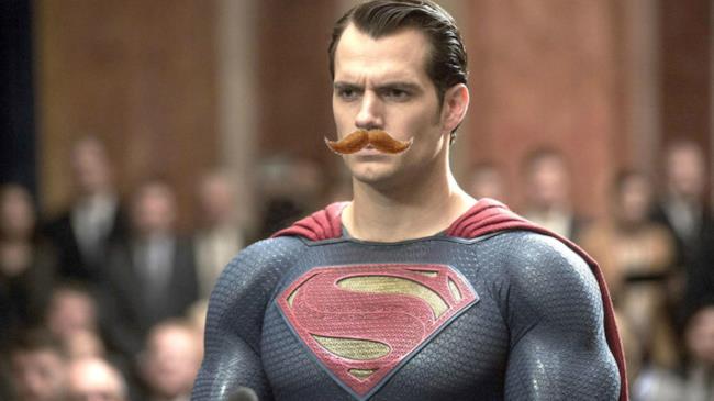 Justice League, il duro lavoro per togliere i baffi a Henry Cavill Henry Cavill e i suoi mitici baffi