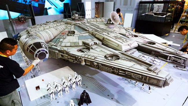 Il Millennium Falcon di Hot Toys in esposizione