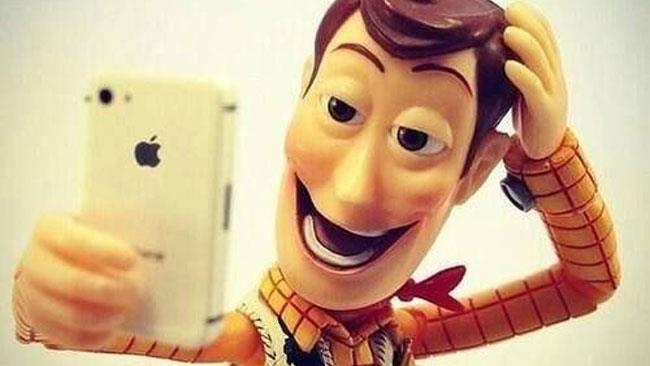 Woody di Toy Story e il selfie Il personaggio di Toy Story disposto come se stesse scattando un selfie