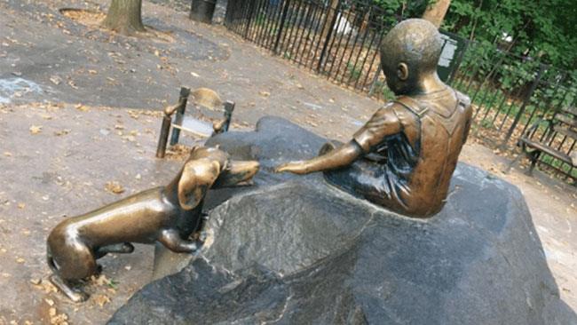 L’imbarazzante statua di un cane a New York Un tenero cane che nasconde un segreto