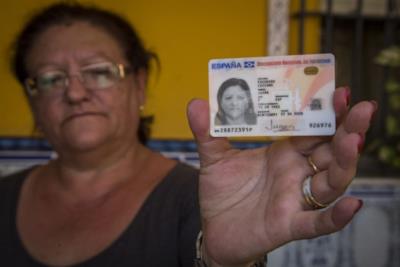 Juana Escudero mostra la sua carta d'identità