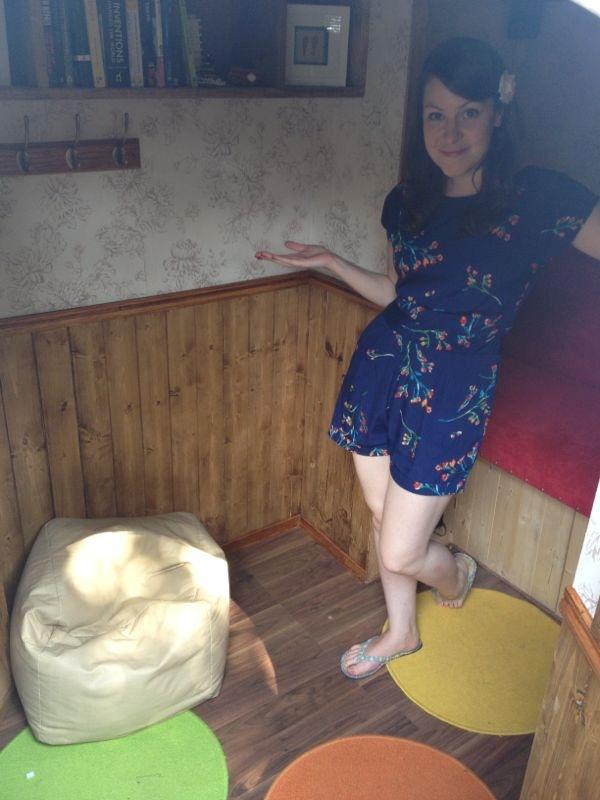 Tappetini colorati e tanto legno nella casa Hobbit
