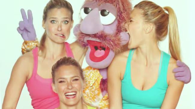 Bar Rafaeli e un Muppets per lo spot di Hoodies Bar Rafaeli nello spot che è stato censurato in Israele