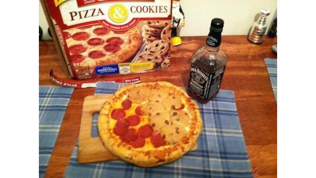 Pizza con salame, biscotti con gocce di cioccolato e Jack Daniel's