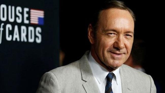 Kevin Spacey durante una conferenza Spacey e il logo della serie televisiva