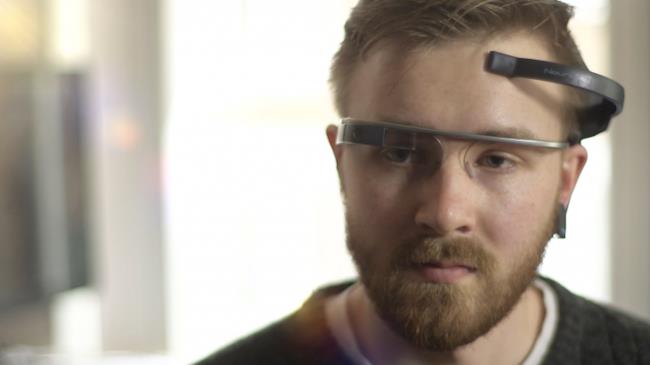 MindRDR in azione Uomo indossa i Google Glass e usa l'app MindRDR