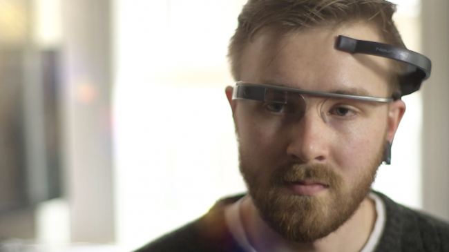 MindRDR in azione Uomo indossa i Google Glass e usa l'app MindRDR