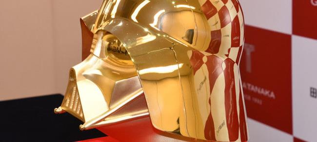 La replica in oro del casco di Darth Vader costa 1,4 milioni di dollari Una foto del casco presto in vendita