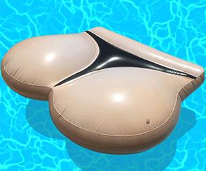 Il materassino a mollo in una piscina