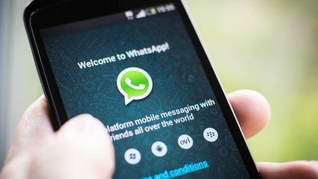 WhatsApp, in arrivo la funzione "Cancella per tutti" Un cellulare con installato WhatsApp