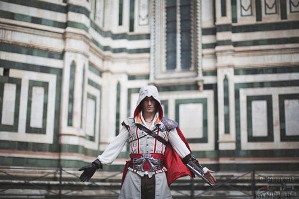 Leon Chiro in cosplay da Ezio Audiore a Firenze