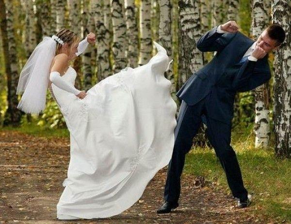 Una coppia di sposi si picchia