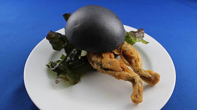 Il Black Burger con le cosce di rana fritte e altre specialità giapponesi Il Black Burger con le cosce di rana
