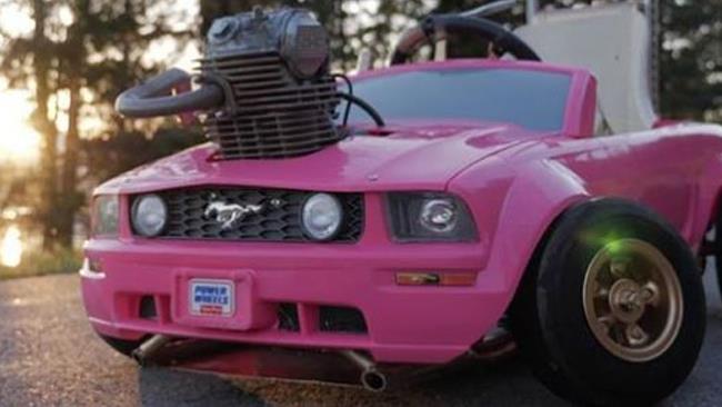 L'auto di Barbie ha un motore vero e proprio e corre molto veloce L'auto di Barbie trasformata in Go Kart