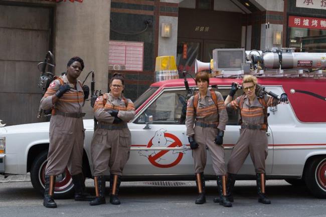 Prima immagine della squadra di Ghostbusters in uniforme e la nuova Ecto-2! Prima immagine delle Ghostbusters in divisa nel reboot