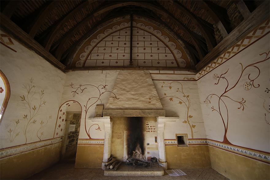 Uno degli interni realizzati in stile medievale