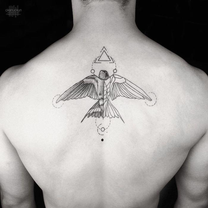 Un tatuaggio astratto per la schiena - Tatuaggi per la spina dorsale, i più belli per la tua schiena