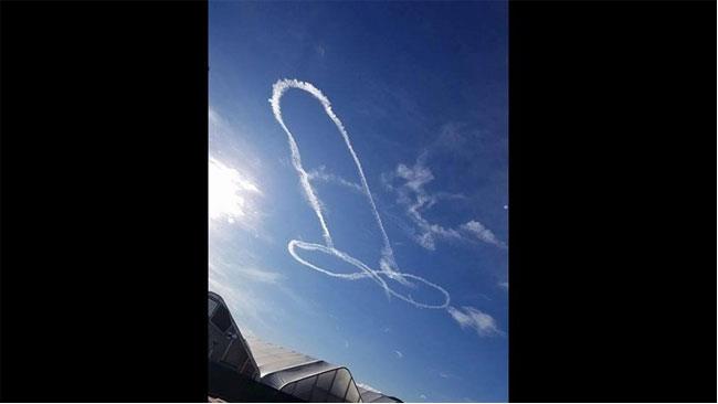 Il pene disegnato dal Top Gun Il pene disegnato nel cielo
