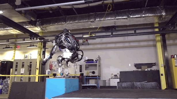 Il robot Atlas salta a fa le capriole