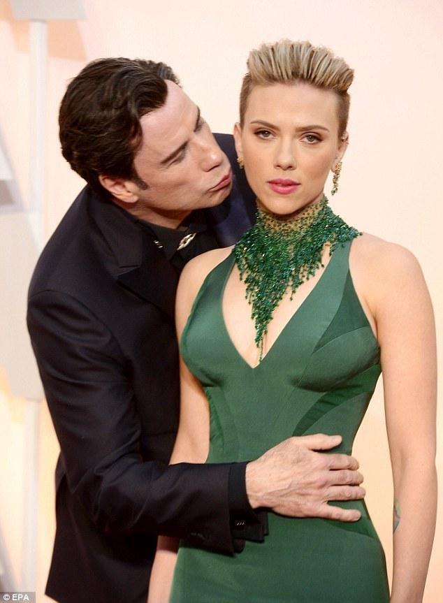 Scarlett Johansson impassibile davanti a John Travolta