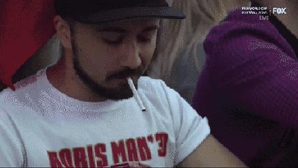 Un ragazzo accende una sigaretta con un portafogli - Le GIF più divertenti da scaricare e condividere su Facebook e WhatsApp