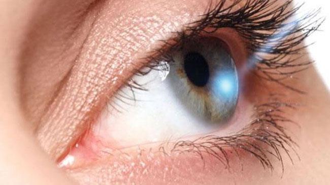 Cambiare il colore degli occhi con la chirurgia laser è realtà Un occhio sottoposto al laser