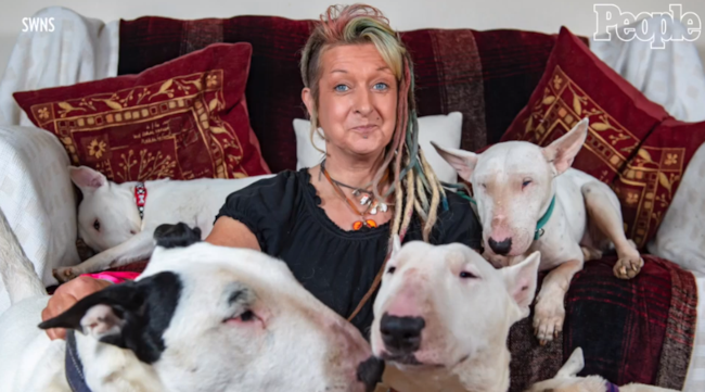 dogs Una donna ha mandato via di casa il marito dopo 25 anni di matrimonio per i suoi cani.