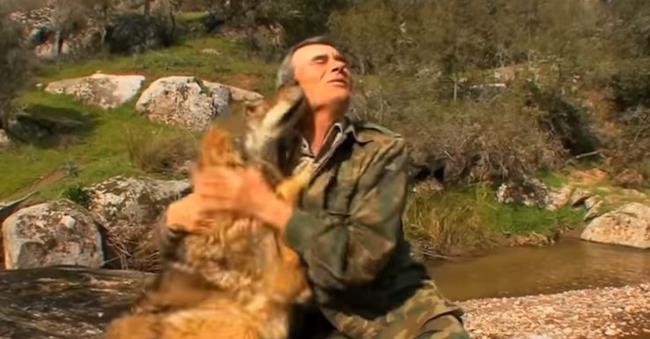Marcos Pantoja, il Mowgli reale Marcos Pantoja mentre abbraccia un lupo