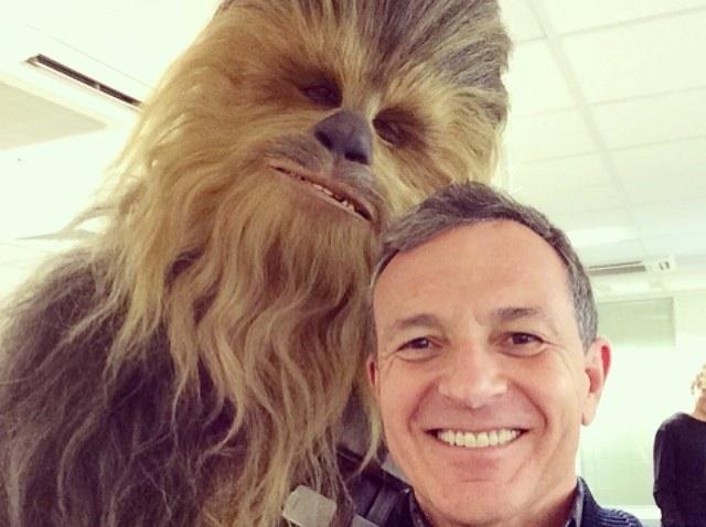 È questa la prima immagine dal set di Star Wars Episodio 7? Selfie del boss di Disney dal set di Star Wars 7 con Chewbacca