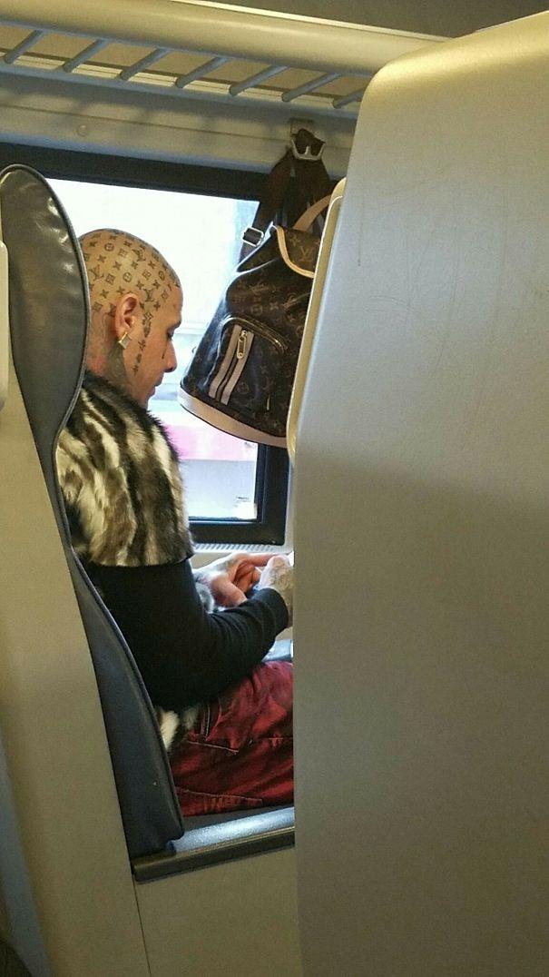 Un ragazzo con un tatuaggio in testa - I peggiori tatuaggi mai realizzati